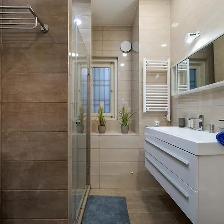 Cosy Home-apartment In Liszt Ferenc شقة *